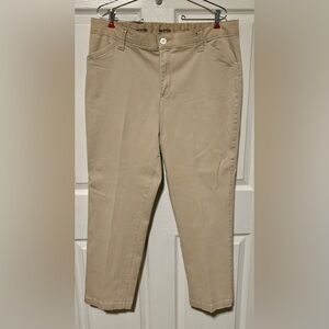 Lee’s Brand Comfort Fit Waistband Khaki Pants Size 14 Short